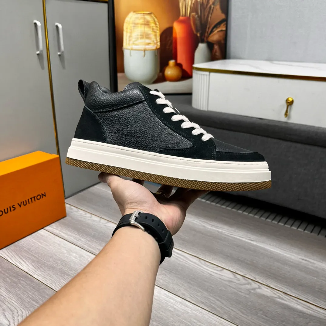 Factory price: 460💰LV's new casual high-top men's shoes👉 👉 Fashionable and versatile, 💞 Simple and elegant style, 🔊 The fabric is made of imported cowhide, ☑️breathable mesh lining, original wear-resistant rubber outsole, exclusive new style, taken in kind, five colors available, code number: 38-44, (45 can be customized)